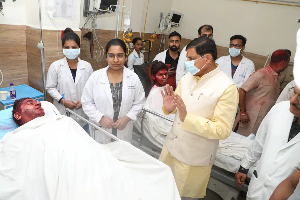 उज्जैन के महाकाल मंदिर में बड़ा हादसा, भस्म आरती के दौरान गर्भगृह में लगी आग, 14 पुजारी हुए घायल | New India Times