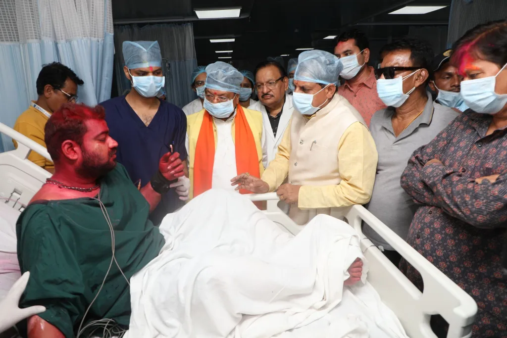 उज्जैन के महाकाल मंदिर में बड़ा हादसा, भस्म आरती के दौरान गर्भगृह में लगी आग, 14 पुजारी हुए घायल | New India Times