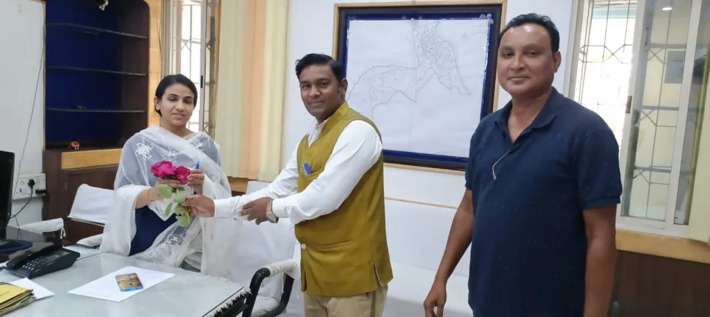 उपनगर लालबाग में बाबा साहब अंबेडकर की प्रतिमा के निर्माण कार्य में विलंब को लेकर अंबेडकर अनुयायियों ने गांधीगिरी अपनाकर आयुक्त, उपायुक्त को पुष्प भेंट कर अंबेडकर प्रतिमा का कार्य जल्द करने की मांग की 2 उपनगर लालबाग में बाबा साहब अंबेडकर की प्रतिमा के निर्माण कार्य में विलंब को लेकर अंबेडकर अनुयायियों ने गांधीगिरी अपनाकर आयुक्त, उपायुक्त को पुष्प भेंट कर अंबेडकर प्रतिमा का कार्य जल्द करने की मांग की | New India Times