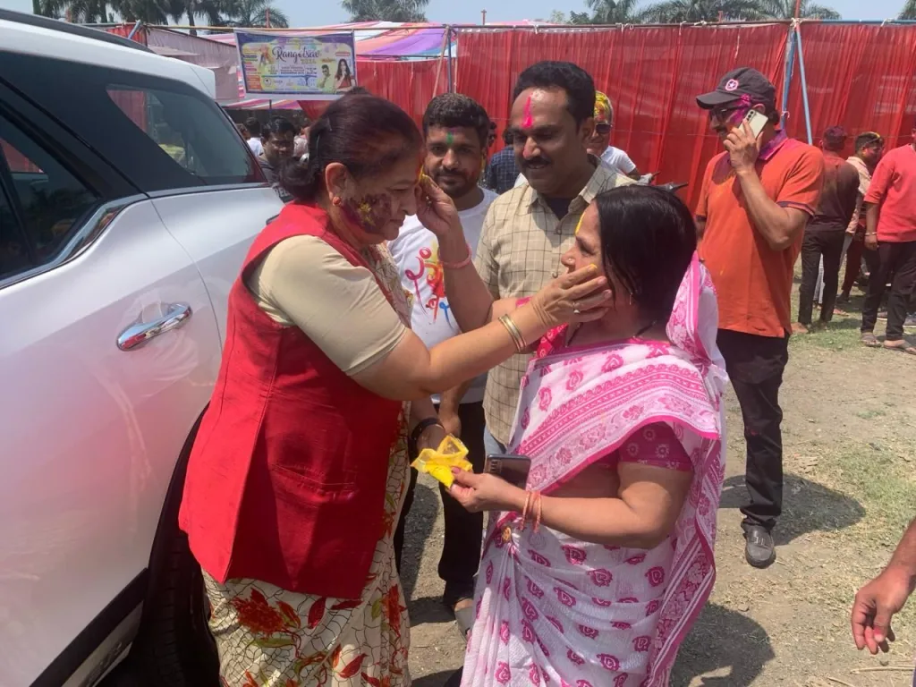 श्री कृष्णा मंगल परिसर बुरहानपुर में आयोजित रंगोत्सव 2024 में रंगों से सराबोर हुए युवा | New India Times