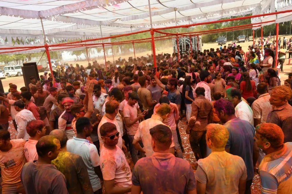 बड़े ही धूमधाम एवं हर्षोल्लास से मनाया भोपाल पुलिस कमिश्नरेट ने होली मिलन समारोह 3 बड़े ही धूमधाम एवं हर्षोल्लास से मनाया भोपाल पुलिस कमिश्नरेट ने होली मिलन समारोह | New India Times