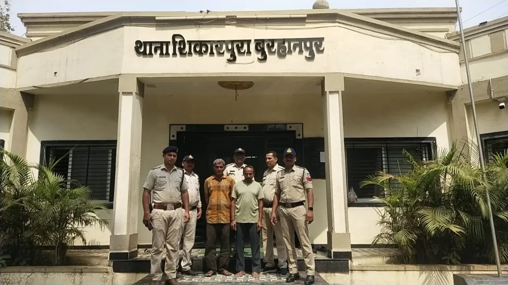 एडिशनल एसपी के नेतृत्व में शिकारपुरा थाना पुलिस ने 100 अधिकारियों कर्मचारियों के साथ जैनाबाद के बलवाड़ टेकरी पर अवैध शराब निर्माण के ठिकानों पर दबिश देखकर ₹1 लाख की कच्ची भट्टी की निर्मित शराब की जप्त और 10 लख रुपए का महुआ लहन किया नष्ट, दो आरोपी गिरफ्तार 2 एडिशनल एसपी के नेतृत्व में शिकारपुरा थाना पुलिस ने 100 अधिकारियों कर्मचारियों के साथ जैनाबाद के बलवाड़ टेकरी पर अवैध शराब निर्माण के ठिकानों पर दबिश देखकर ₹1 लाख की कच्ची भट्टी की निर्मित शराब की जप्त और 10 लख रुपए का महुआ लहन किया नष्ट, दो आरोपी गिरफ्तार | New India Times