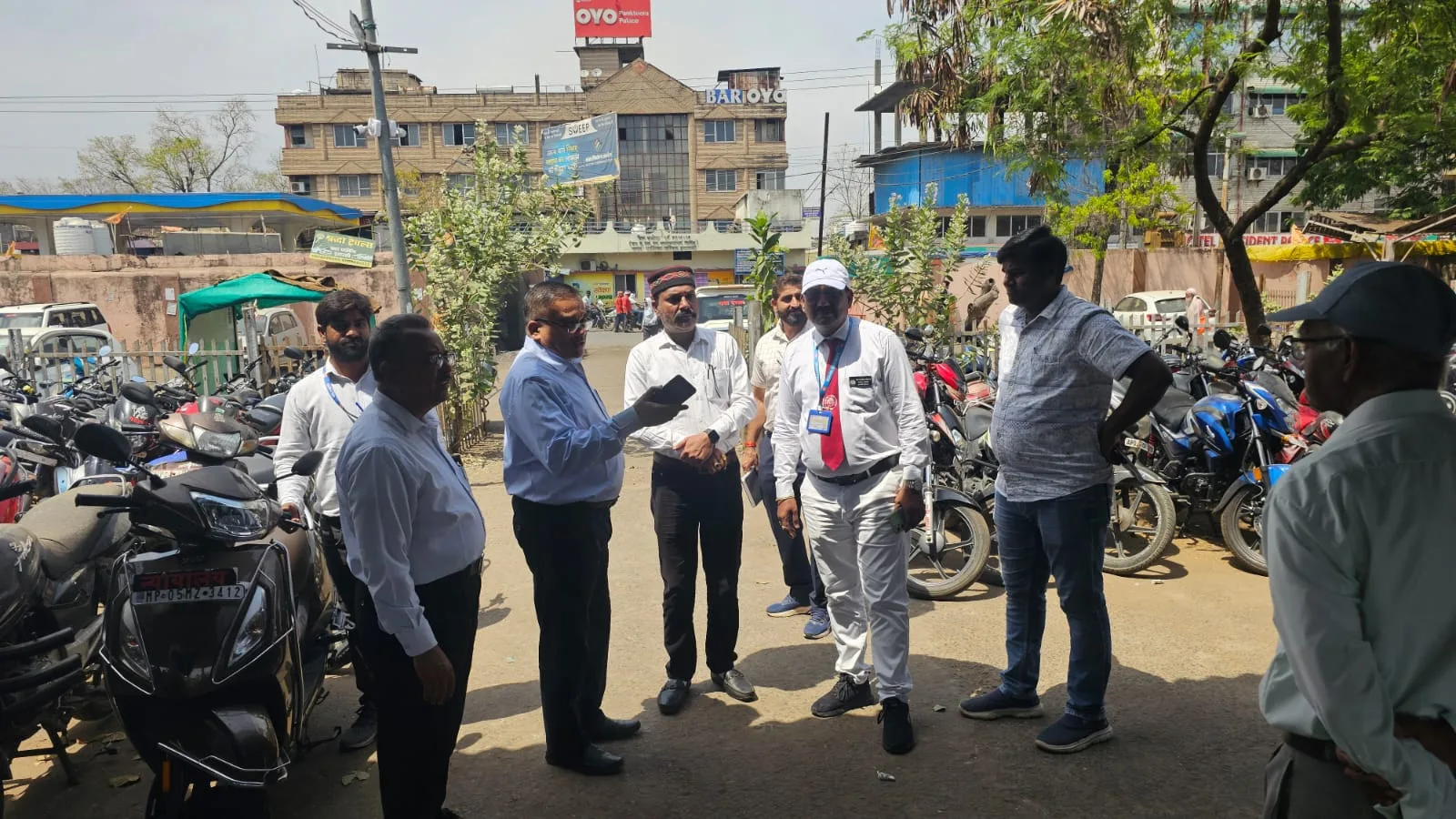 इटारसी स्टेशन स्थित दो पहिया वाहन पार्किंग का मंडल वाणिज्य प्रबंधक द्वारा किया गया निरीक्षण, अनिमियतता पाए जाने पर लगाया अर्थदंड | New India Times