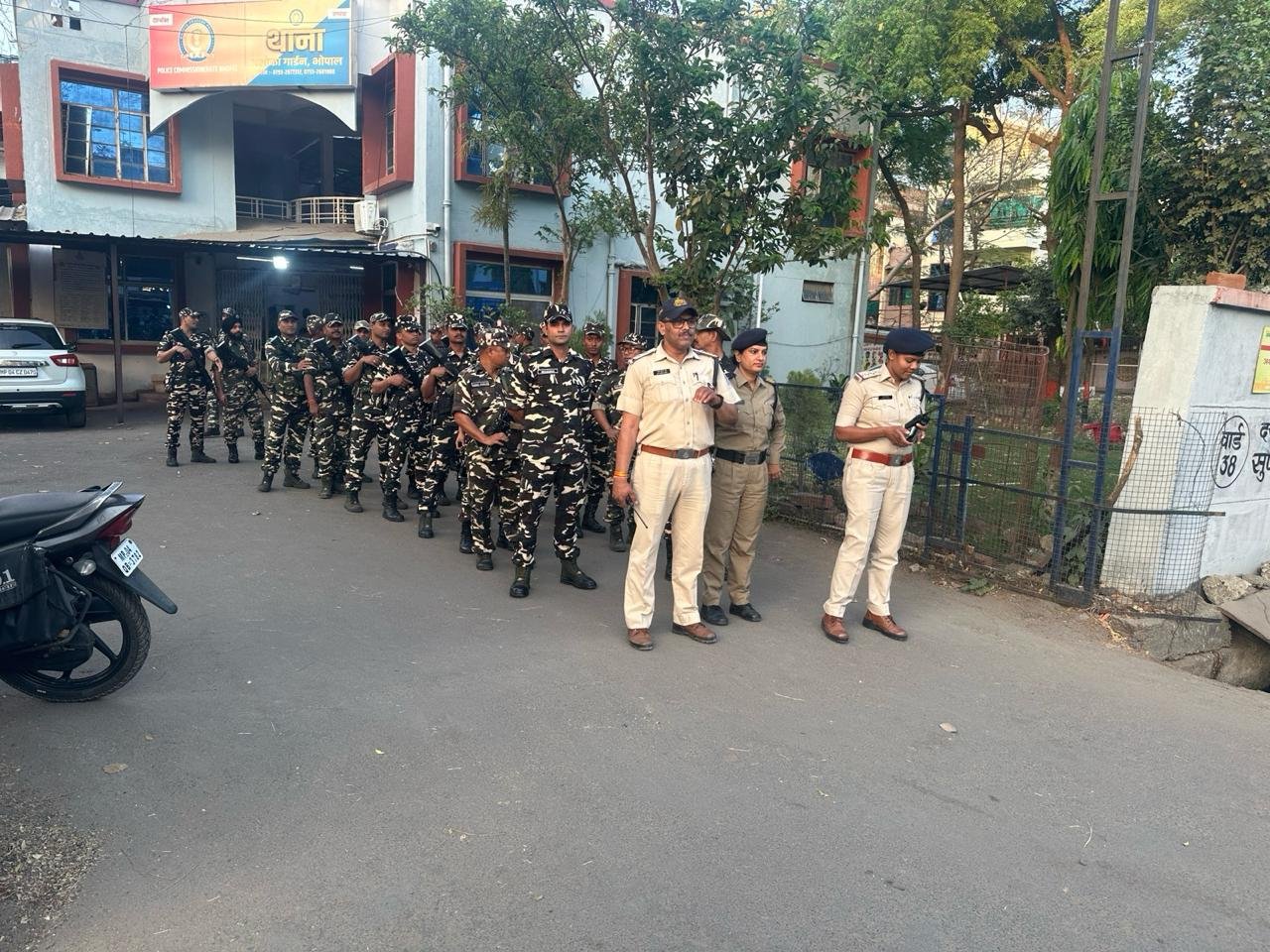 आगामी लोकसभा चुनाव एवं रमज़ान त्यौहार को दृष्टिगत रखते हुए वरिष्ट अधिकारियों के निर्देशानुसार थाना अशोका गार्डन क्षेत्र से किया गया फ्लेग मार्च | New India Times