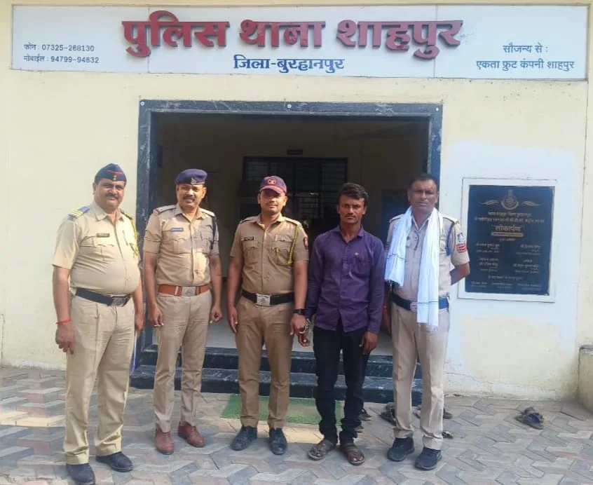 आपसी समन्वय हेतु बॉर्डर मीटिंग के दौरान सुपुर्द की गई फ़रार आरोपियों की सूची के अंतर्गत थाना रावेर जिला जलगांव के 13 साल से फरार आरोपी अनीस उर्फ अनस्या निवासी जामठी को शाहपुर पुलिस ने गिरफ्तार करके रावेर पुलिस को सौंपा | New India Times