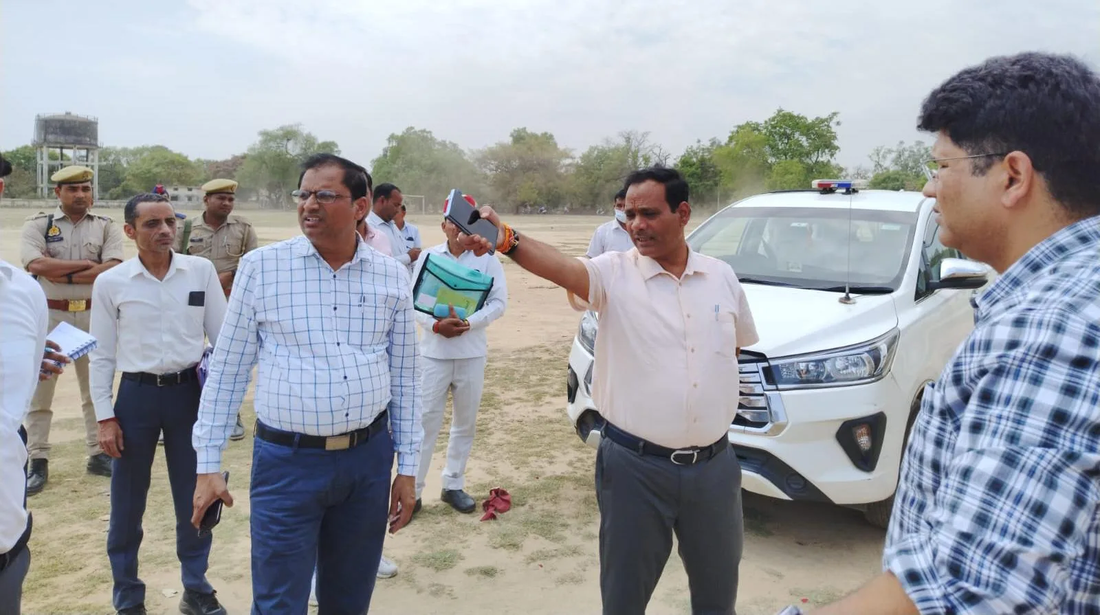 डीएम ने पोलिंग पार्टियों के रवानगी के लिया रामलीला ग्राउंड का किया निरीक्षण | New India Times