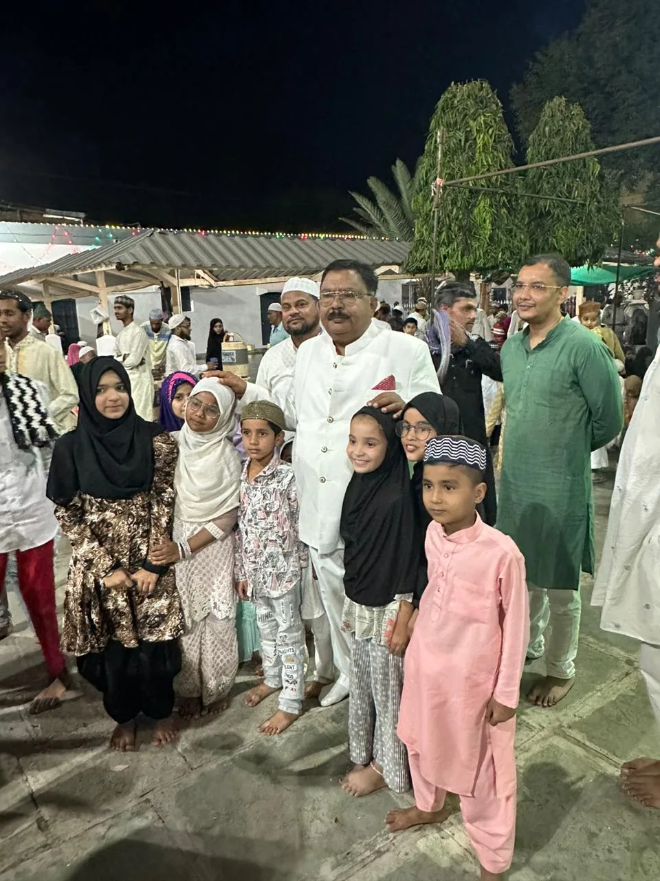 बुरहानपुर की शाही जामा मस्जिद में इफ़्तार करने पहुंचे पूर्व विधायक ठाकुर सुरेन्द्र सिंह उर्फ़ शेरा भैया एवं युवा नेता हर्षित सिंह ठाकुर | New India Times