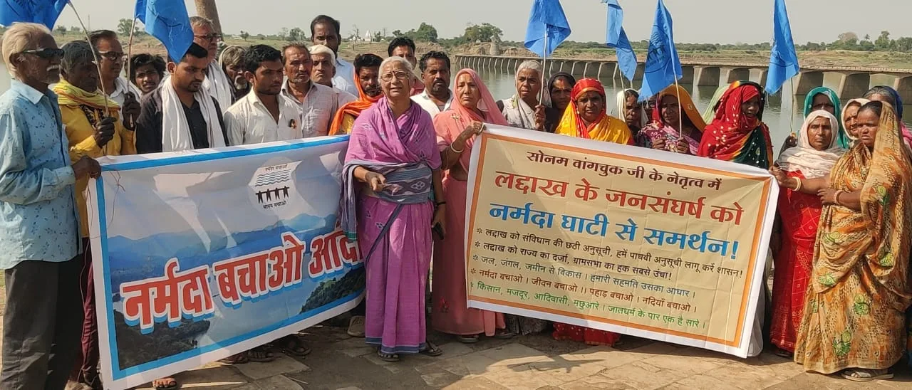 आज नर्मदा घाटी में बड़वानी के राजघाट नर्मदा किनारे पर नर्मदा घाटी के लोगों द्वारा सोनम वांगचुक जी के नेतृत्व में चल रहे आंदोलन का नर्मदा घाटी के लोगों ने जाहिर किया समर्थन | New India Times