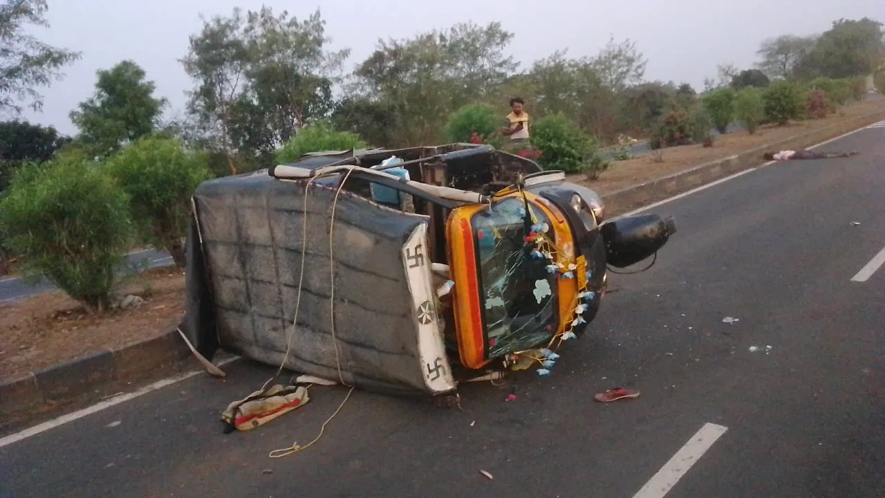 सोमवती अमावस्या पर नर्मदा नदी में ऑटो से स्नान करने जा रहे लोगों को अज्ञात वाहन ने मारी टक्कर, दो की मौत अन्य 15 घायल | New India Times