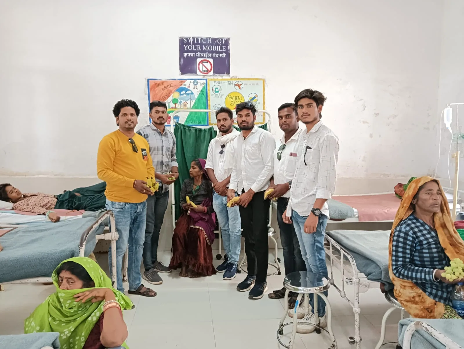 एनएसयूआई ने अस्पताल पहुंचकर मरीजों को फल फ्रूट एवं बिस्किट किये वितरण | New India Times