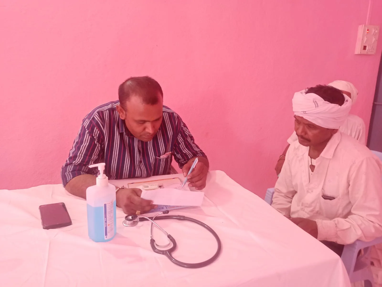 आल इज़ वेल हॉस्पिटल बुरहानपुर द्वारा ग्राम पंचायत मलगांव में निःशुल्क स्वास्थ्य शिविर का किया गया आयोजन | New India Times