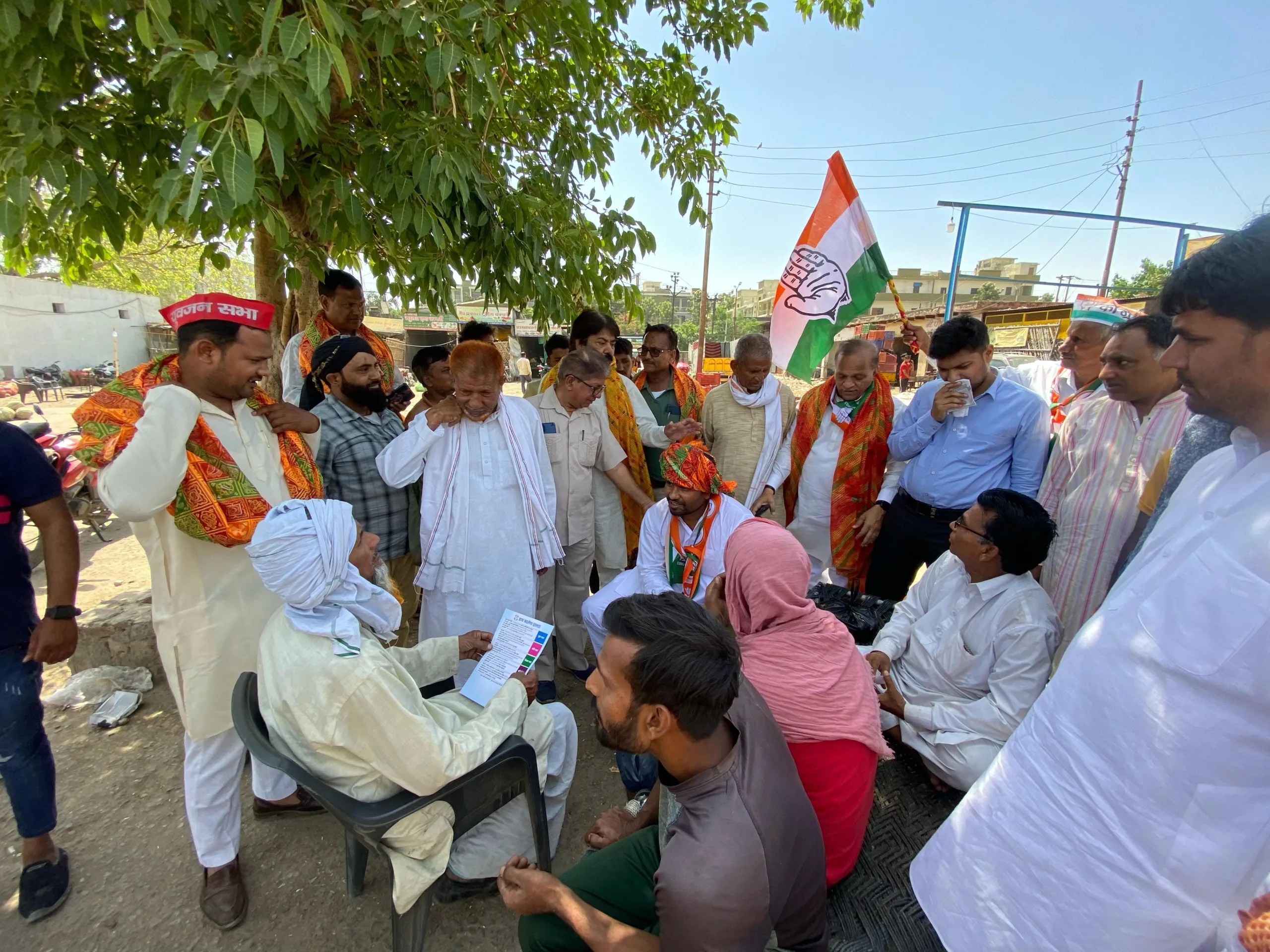 कांग्रेस इंडियन गठबंधन प्रत्याशी मुकेश धनगर ने गांव में किया जनसंपर्क | New India Times