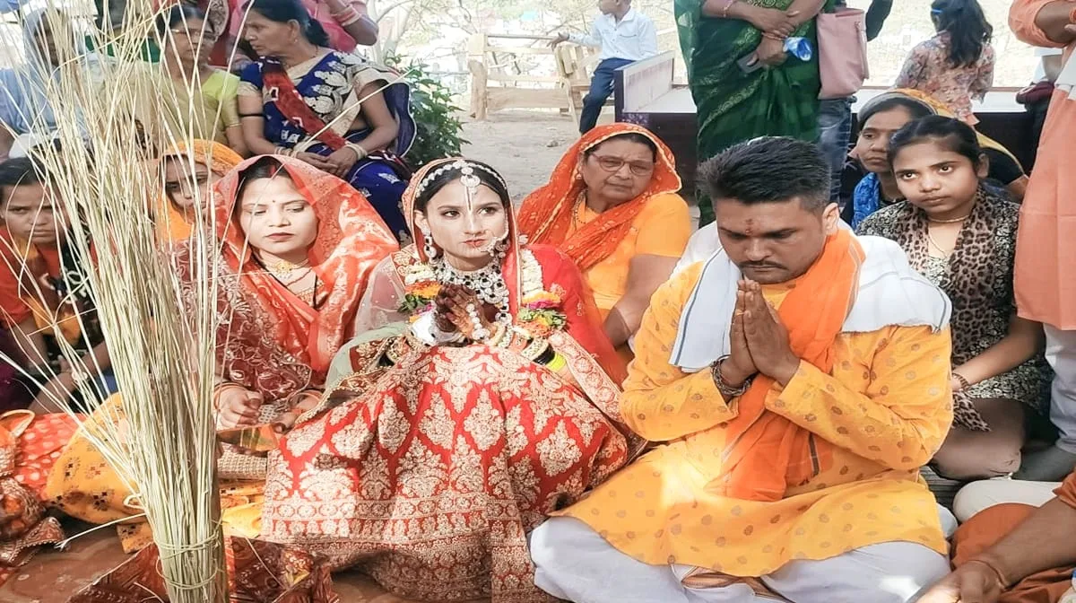 ग्वालियर में बीकाम पास शिवानी ने लड्डू गोपाल के साथ रचाया विवाह, मथुरा-वृंदावन से आई थी बारात | New India Times