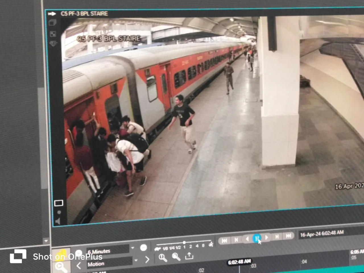 भोपाल में रेलवे आरक्षक ने बचाई दो यात्रियों की जान | New India Times