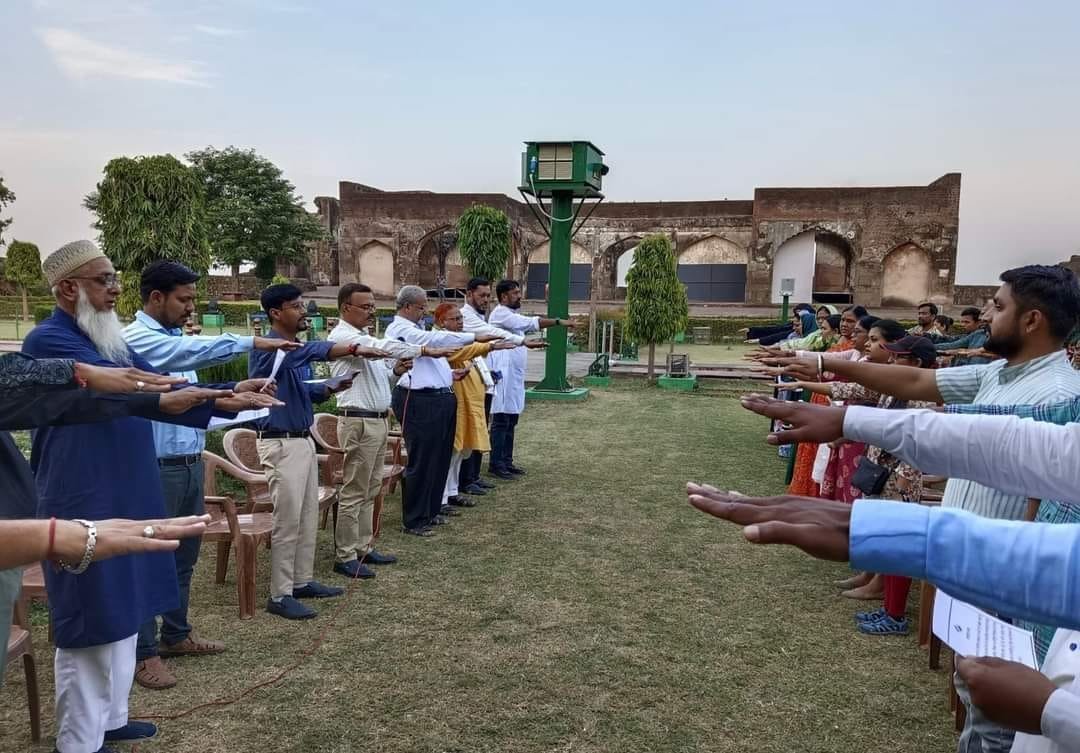 लोकतंत्र के महापर्व में सहभागिता के लिए विभिन्न शिक्षण संस्थानों में कलेक्टर के निर्देश अनुसार दिलाई गई शपथ | New India Times