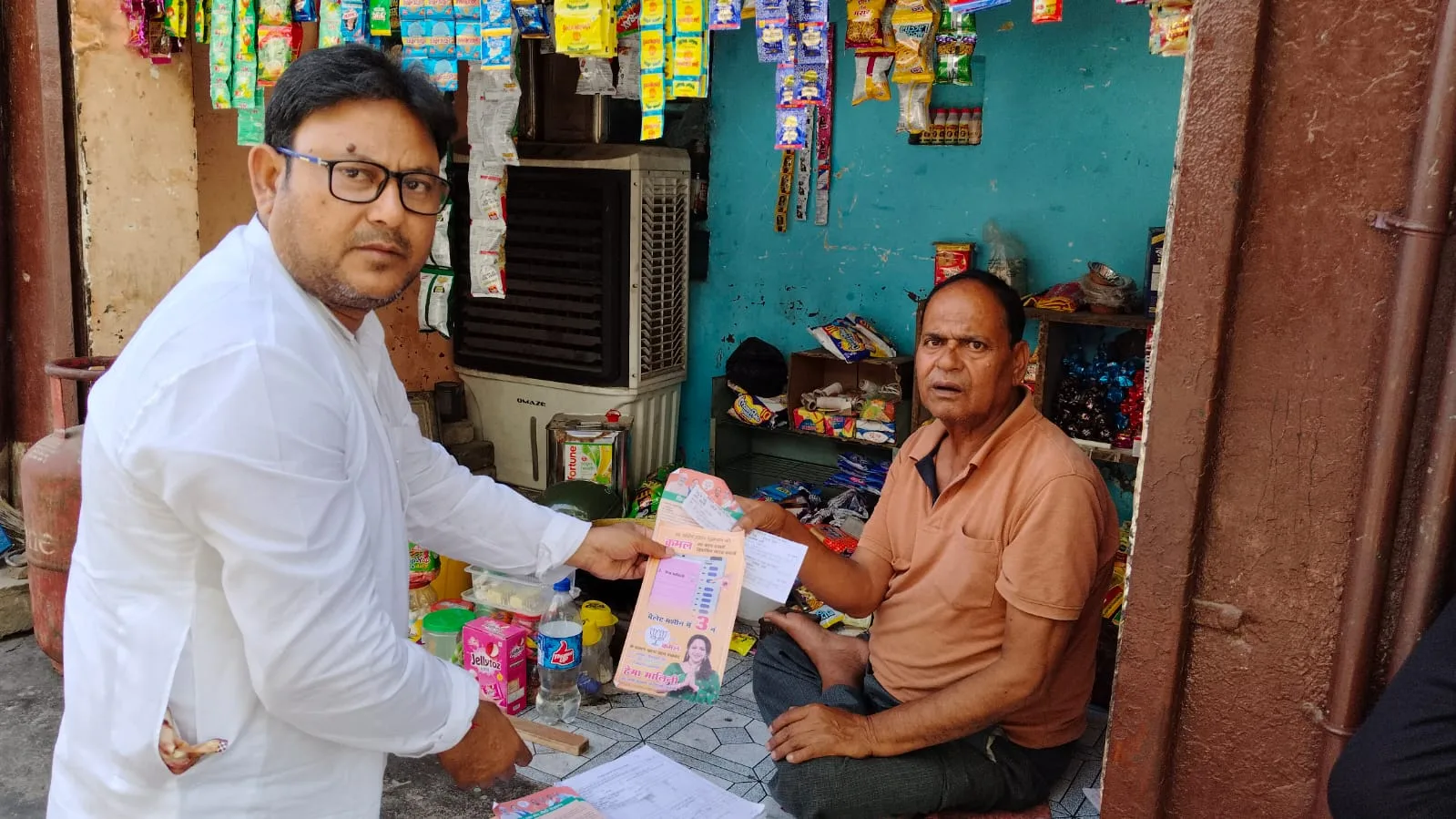 हेमा मालिनी के लिए अल्पसंख्यक मोर्चा के प्रदेश महामंत्री जहीर अब्बास जैदी मांग रहे हैं वाेट | New India Times