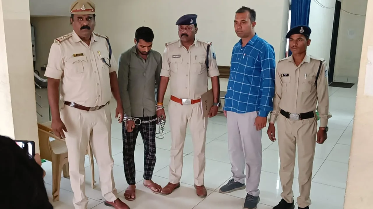 पाचौरी से हथियार खरीदकर जा रहे दिल्ली के आरोपी को पुलिस ने खकनार में घेराबंदी कर दबोचा | New India Times