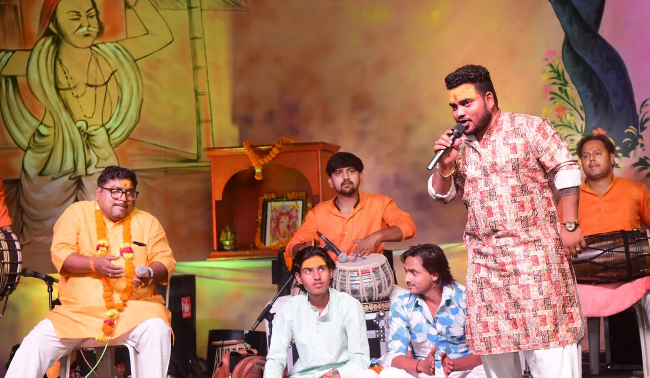फुट तालाब में श्री हनुमान जयंती पर भजन, गायक हेमंत बृजवासी ने दी आकर्षक प्रस्तुतियां, हज़ारों लोगों ने किये भगवान श्री राम भक्त हनुमान जी के दर्शन | New India Times
