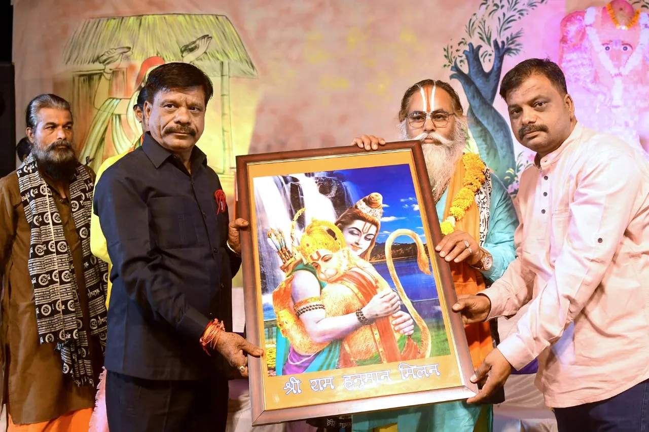 अखिल भारतीय कवि सम्मेलन हास्य फुहारों के साथ देशभक्ति चिंतन की कविताओं में मंत्रमुग्ध हुए श्रोता | New India Times