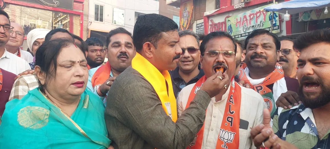 कांग्रेस के अधिकृत प्रत्याशी अक्षय कांति बम के भाजपा में शामिल होने पर बीजेपी ने बुरहानपुर में मनाया जश्न | New India Times