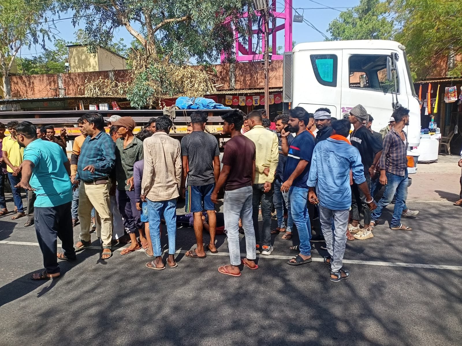 मुख्यमंत्री के रोड शो के लिए हटाये गये स्पीड ब्रेकर ने ले ली एक व्यक्ति की जान | New India Times