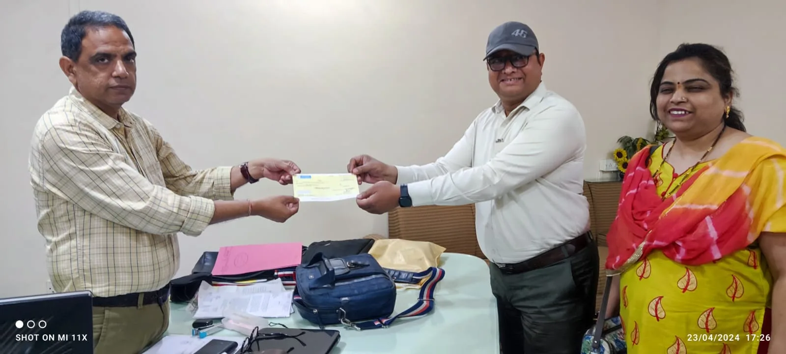 कल्पवृक्ष आर्ट गैलरी के संचालक श्री प्रमोद कुमार जोशी ने अपनी धर्मपत्नी डॉक्टर प्रोफेसर वसंती जोशी बक्शी की अंतिम इच्छा की पूरी | New India Times