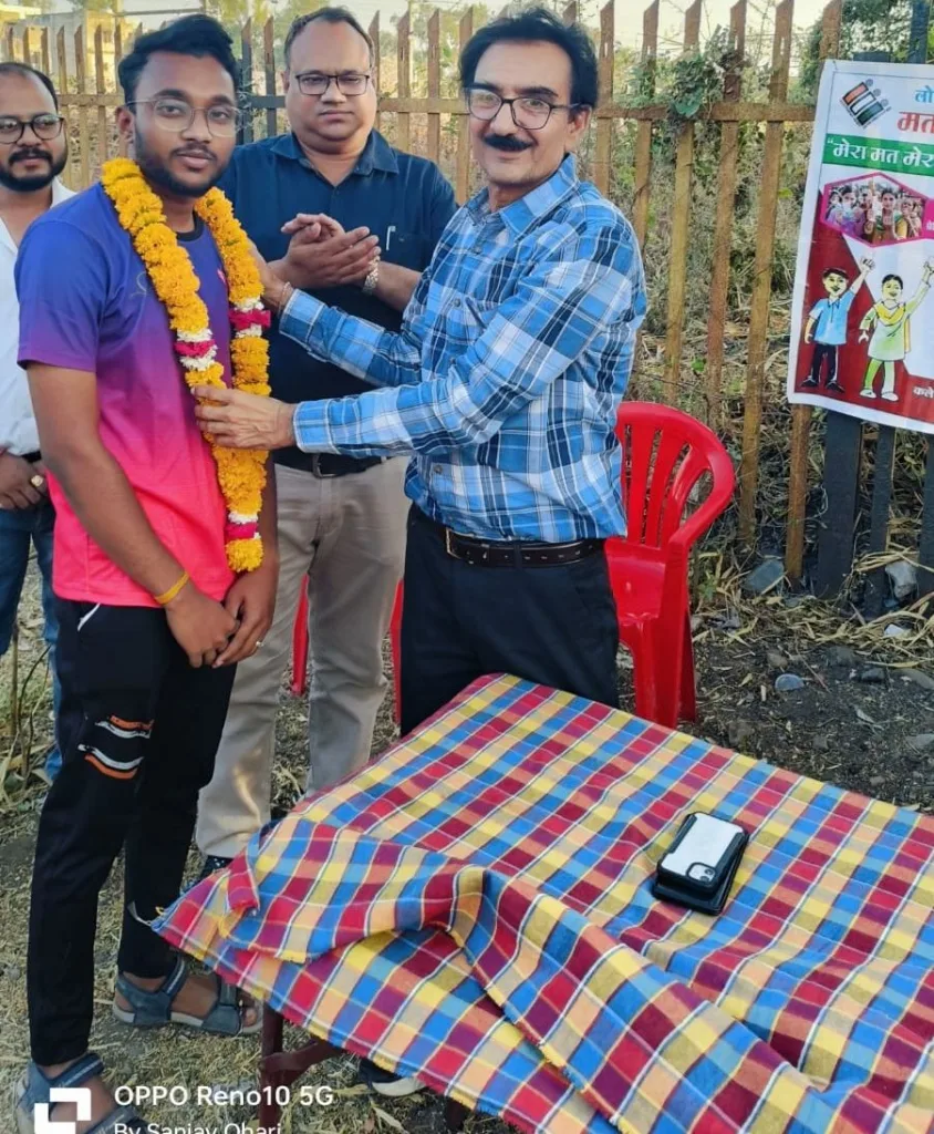 अनुविभागीय अधिकारी मेघनगर द्वारा नवीन मतदाताओं को पुष्पमाला पहना कर किया गया स्वागत | New India Times