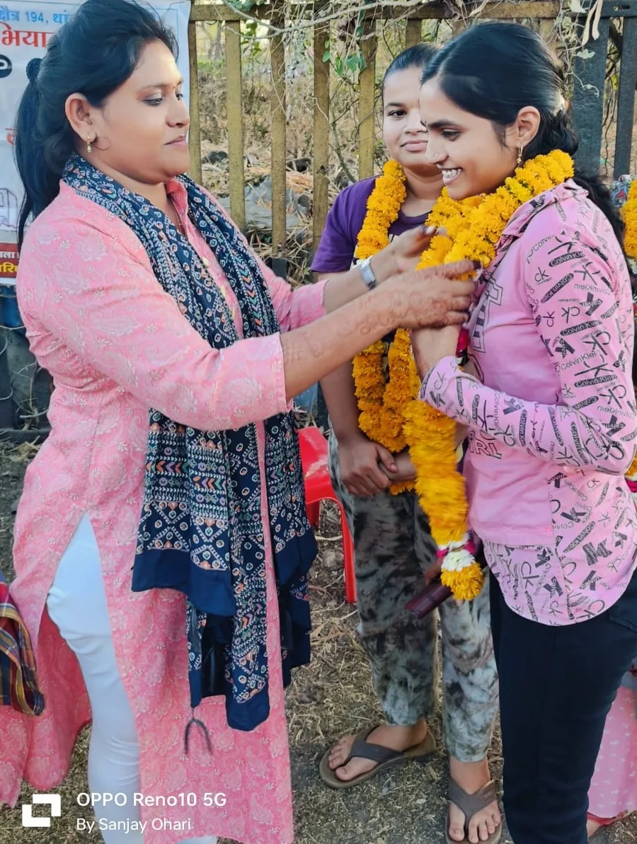 अनुविभागीय अधिकारी मेघनगर द्वारा नवीन मतदाताओं को पुष्पमाला पहना कर किया गया स्वागत | New India Times