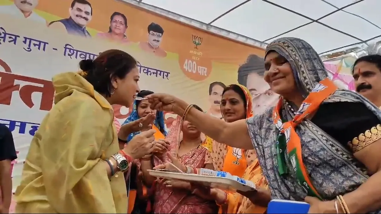 महारानी ने खाया सत्तू, उनकी सरलता की कायल हुईं महिलाएं | New India Times