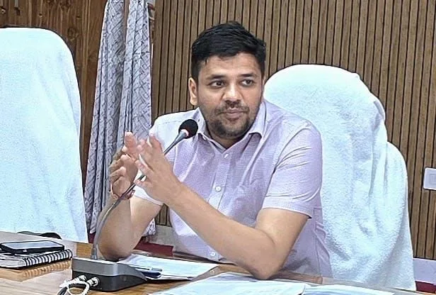 जिला निर्वाचन अधिकारी/ जिलाधिकारी ने अधिकारियों को पढ़ाया आदर्श आचार संहिता का पाठ | New India Times