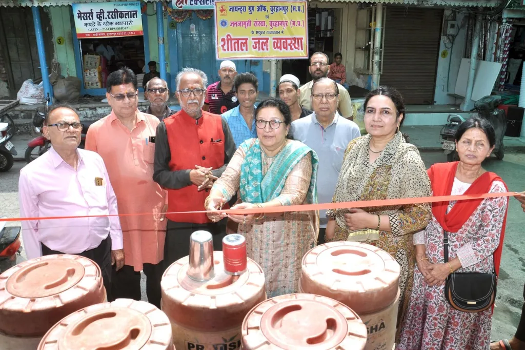 जायंट्स व जनजागृति संस्था के तत्वाधान में साड़ी बाजार क्षेत्र में शीतल जल प्याऊ का किया गया शुभारंभ | New India Times