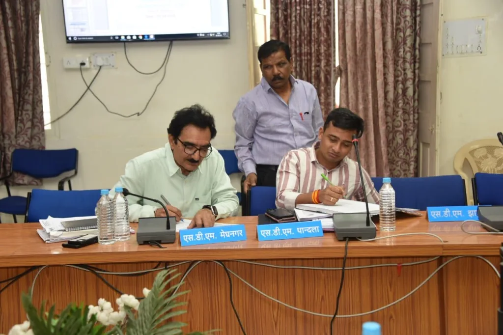 संभागायुक्त की अध्यक्षता में लोकसभा की तैयारियों के संबंध में की गई समीक्षा बैठक | New India Times