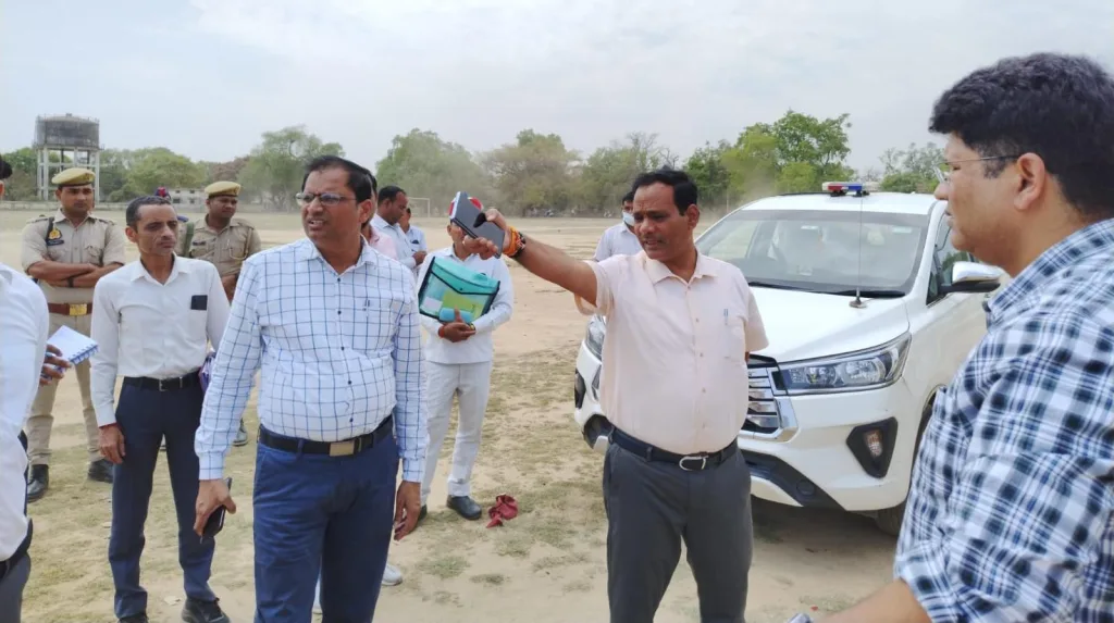 डीएम ने पोलिंग पार्टियों के रवानगी के लिया रामलीला ग्राउंड का किया निरीक्षण | New India Times