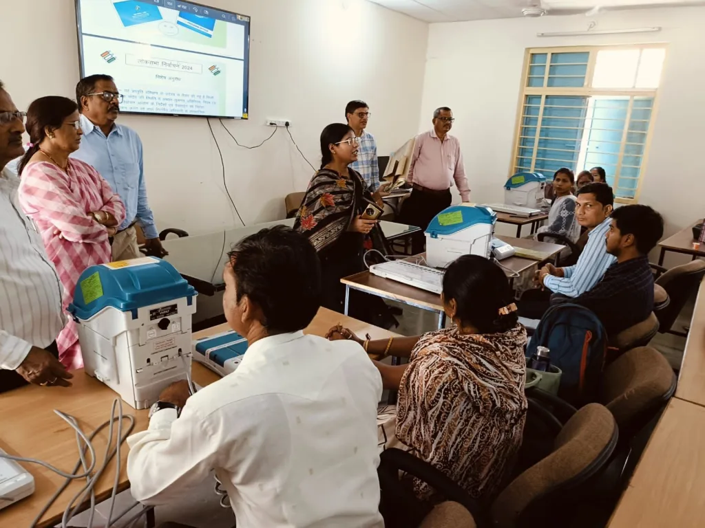 एकलव्य आवासीय विद्यालय पेटलावद में मतदान में शत-प्रतिशत भागीदारी हेतु दिलाई गई शपथ | New India Times