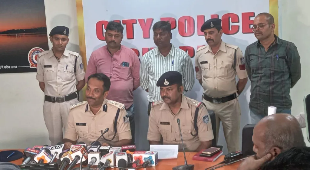 अवैध संबंध का राज खुलने के डर से की महिला दोस्त की गला दबाकर हत्या | New India Times