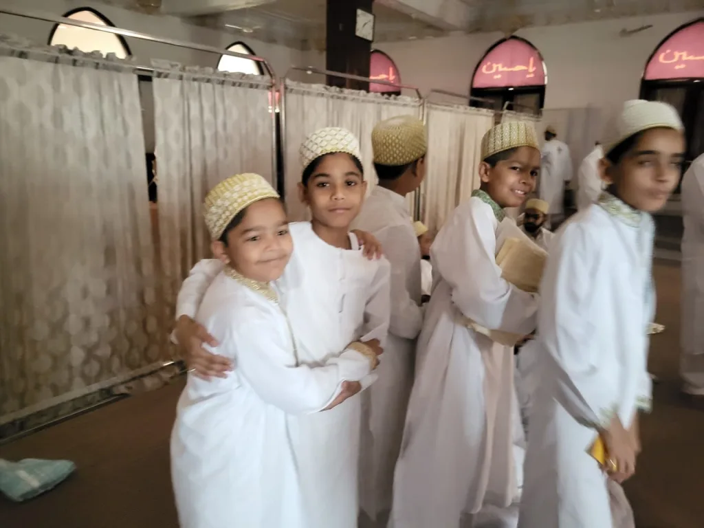 बुरहानपुर सहित देशभर में दाऊदी बोहरा समाजजनों ने उत्साह के साथ मनाई ईद, एक दूसरे को गले मिलकर दी मुबारकबादी | New India Times