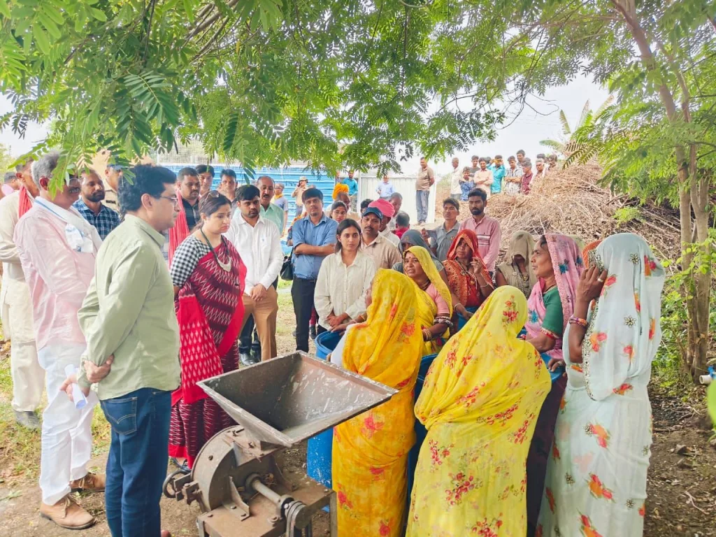 किसान कल्याण आयुक्त एवं कलेक्टर का रूंडी और रताम्बा में दौरा 3 किसान कल्याण आयुक्त एवं कलेक्टर का रूंडी और रताम्बा में दौरा | New India Times