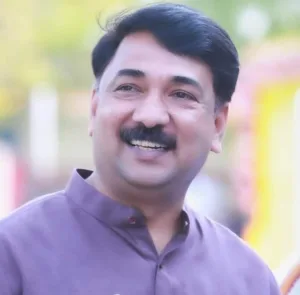 तूफ़ान से ज़मीन चूमते केला, बागान देखने गए गिरीश महाजन, शिवसेना ने दागे तीर कहा: किसानों को कब मिलेंगे फसल बीमा के पैसे | New India Times