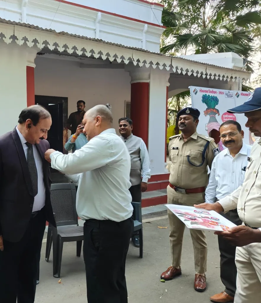 उच्च न्यायालय के न्यायाधीश अनिल वर्मा का स्वागत किया कलेक्टर ने 2 उच्च न्यायालय के न्यायाधीश अनिल वर्मा का स्वागत किया कलेक्टर ने | New India Times