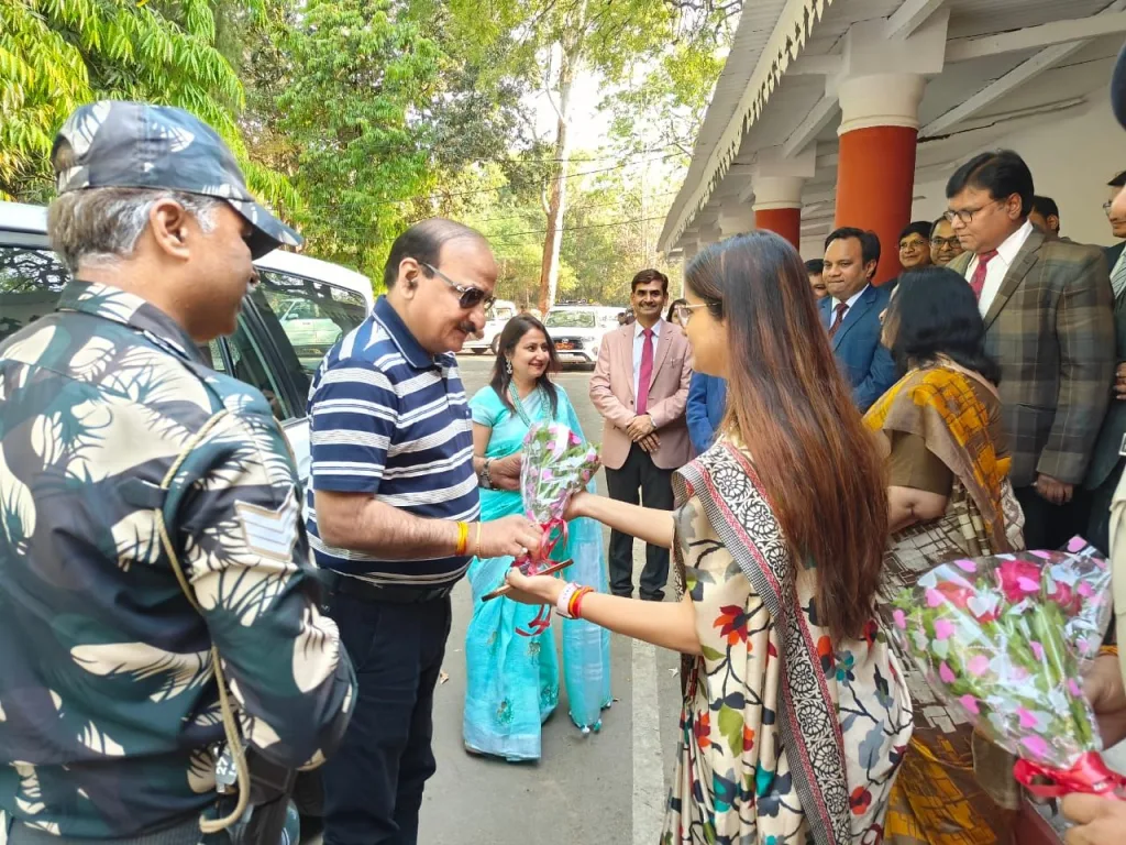 उच्च न्यायालय के न्यायाधीश अनिल वर्मा का स्वागत किया कलेक्टर ने 3 उच्च न्यायालय के न्यायाधीश अनिल वर्मा का स्वागत किया कलेक्टर ने | New India Times