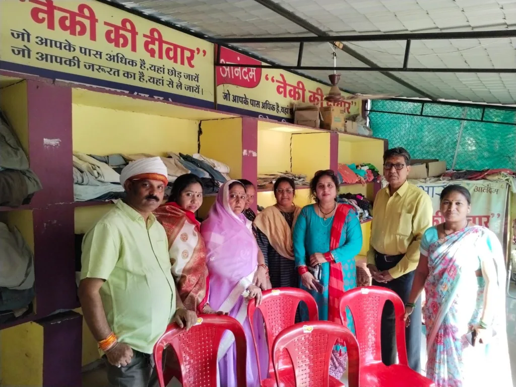 मानव सेवा संस्था ने कलेक्टर परिसर स्थित नेकी की दीवार में दान स्वरूप कुर्सियां की भेंट | New India Times