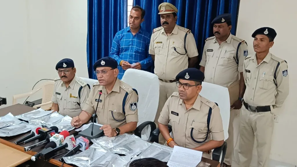 पाचौरी से हथियार खरीदकर जा रहे दिल्ली के आरोपी को पुलिस ने खकनार में घेराबंदी कर दबोचा 2 पाचौरी से हथियार खरीदकर जा रहे दिल्ली के आरोपी को पुलिस ने खकनार में घेराबंदी कर दबोचा | New India Times
