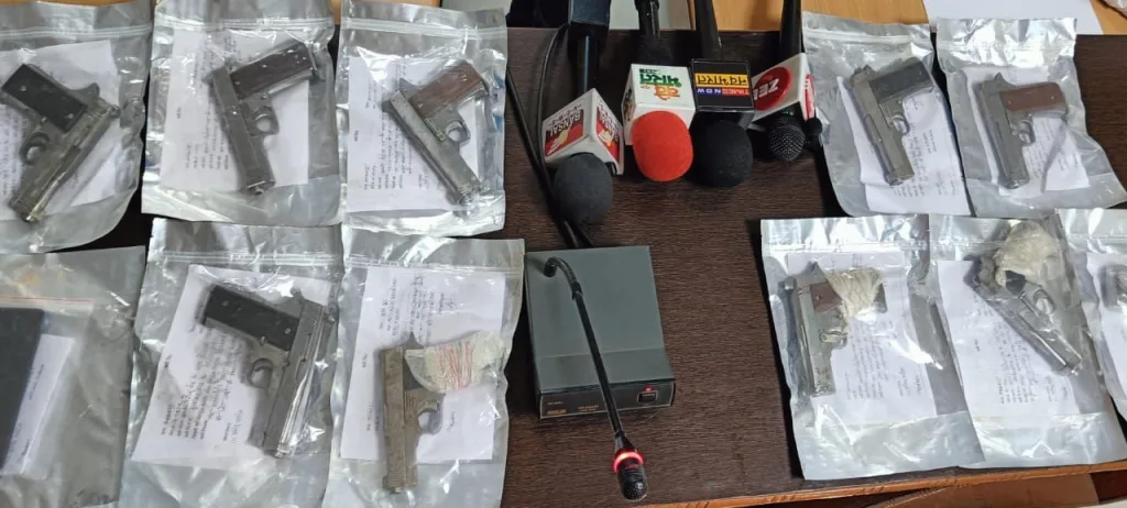 पाचौरी से हथियार खरीदकर जा रहे दिल्ली के आरोपी को पुलिस ने खकनार में घेराबंदी कर दबोचा 3 पाचौरी से हथियार खरीदकर जा रहे दिल्ली के आरोपी को पुलिस ने खकनार में घेराबंदी कर दबोचा | New India Times