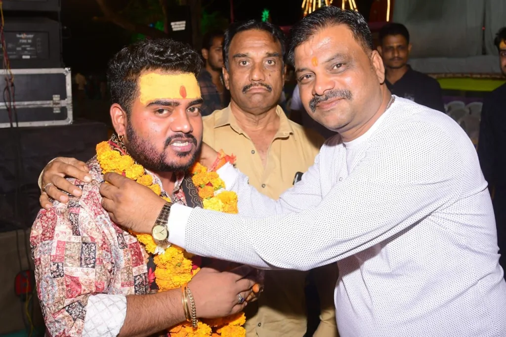 फुट तालाब में श्री हनुमान जयंती पर भजन, गायक हेमंत बृजवासी ने दी आकर्षक प्रस्तुतियां, हज़ारों लोगों ने किये भगवान श्री राम भक्त हनुमान जी के दर्शन | New India Times