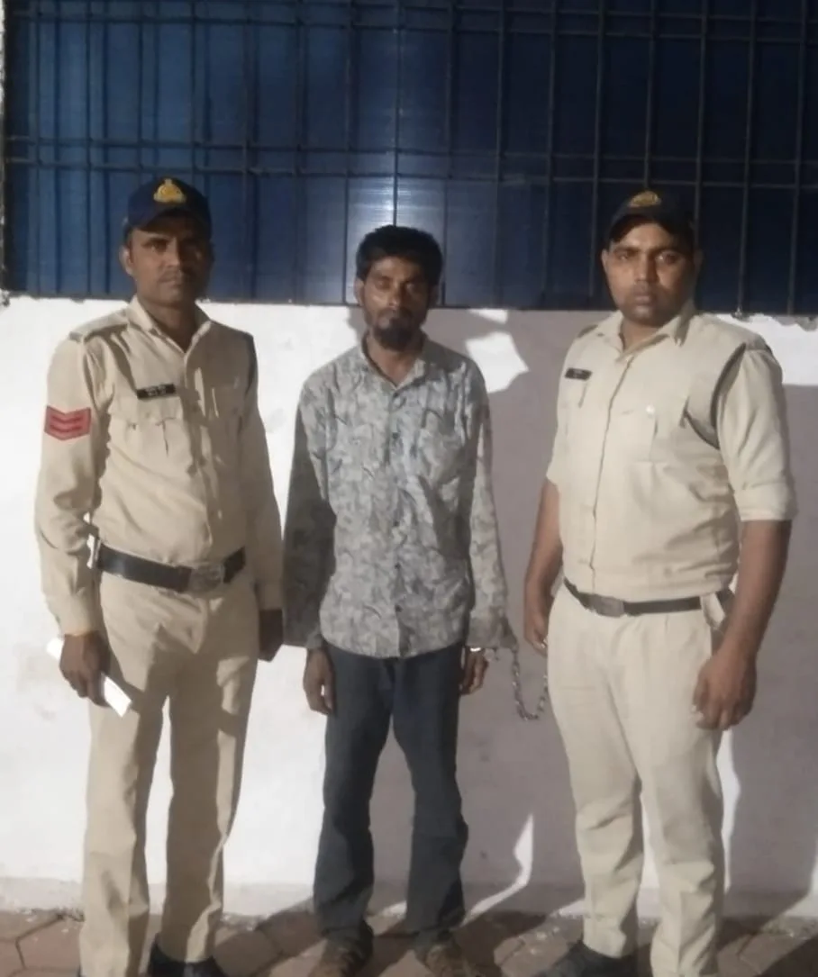 थाना गणपति नाका पुलिस ने अवैध हथियार पिस्टल लेकर घूम रहे व्यक्ति को किया गिरफ्तार, आरोपी के पास से एक अवैध देशी पिस्टल व एक जिंदा कारतूस जप्त | New India Times