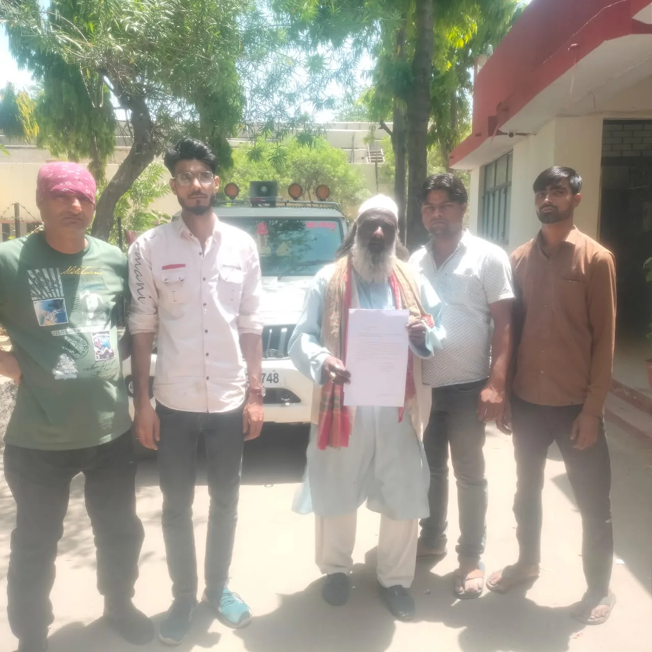 बावड़ी वाले बाबा दरगाह का मथुरा नगर निगम द्वारा रास्ता रोकाने पर श्रद्धालुओं में आक्रोश, सिटी मजिस्ट्रेट को सौंपा ज्ञापन | New India Times