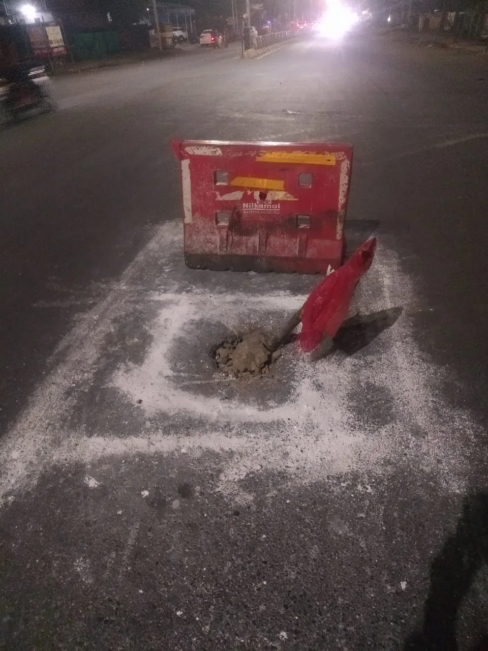 फोरलेन के बीचोबीच लाल सलाम, करोड़ों रुपया किस की जेब में गया, निर्माण रहित कच्चे अंडर पास पर गिरा गड्ढा | New India Times