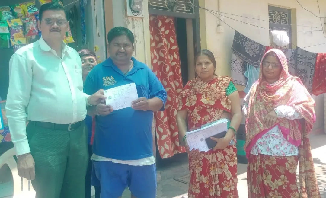 मतदान पर्ची वितरण करते हुए बीएलओ अपनी टीम के साथ | New India Times