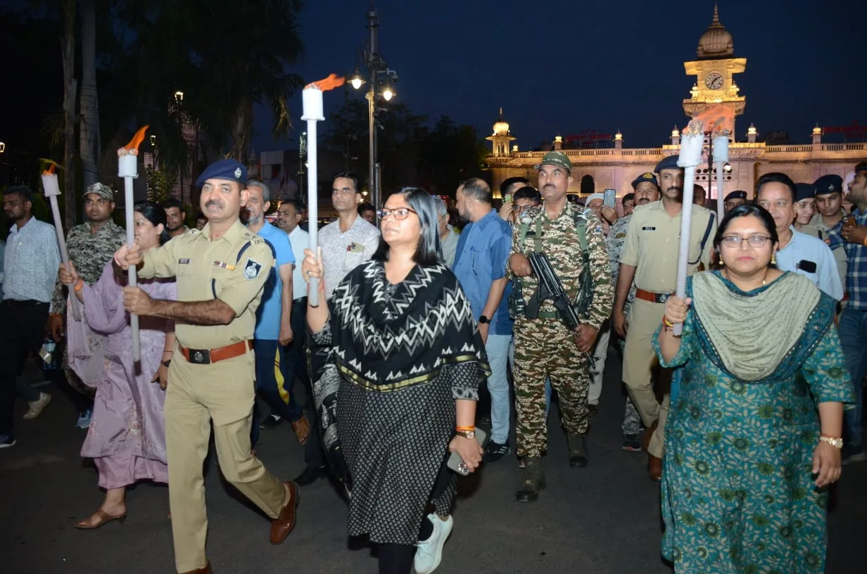 मशाल थामकर मतदान की अलख जगाने निकले विद्यार्थी, जवान एवं वरिष्ठ अधिकारी | New India Times