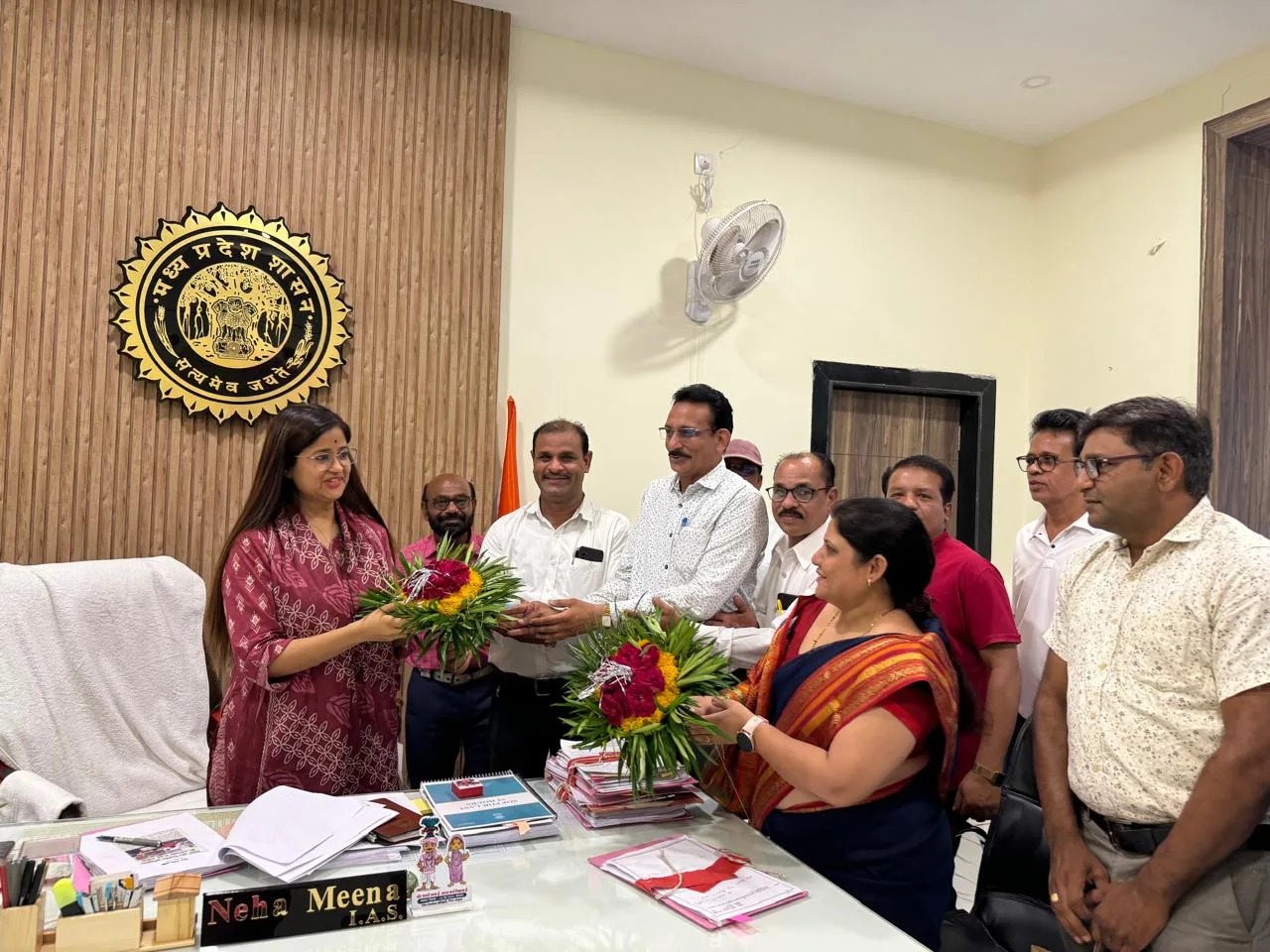 कलेक्टर एवं ज़िला निर्वाचन अधिकारी द्वारा झाबुआ जिले में श्रेष्ठ निर्वाचन व्यवस्था के लिये म.प्र. शिक्षक संघ द्वारा किया गया आभार व्यक्त | New India Times